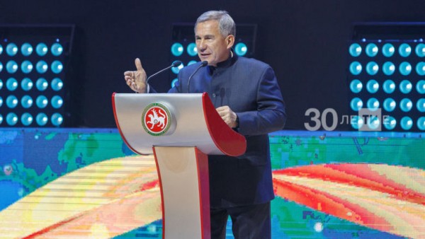 Минниханов учителям: &laquo;Берегите себя, мы уже устали от онлайн-обучения&raquo;