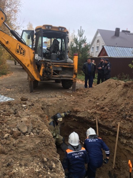 В Казани двоих мужчин насмерть засыпало землей (ФОТО)