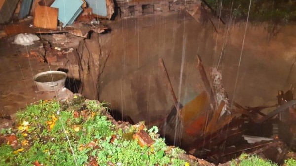 Частный дом провалился под землю в Брянской области (ФОТО)