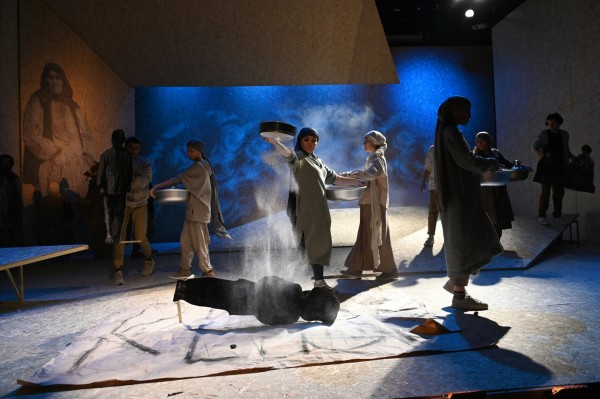 В театре Кариева с огромным успехом прошла премьера спектакля &laquo;Долгое-долгое детство&raquo; (ФОТО)