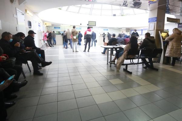 «Кругом вирусы, а мы тут толпимся!»: из-за технического сбоя казанцы снова маются в очередях в ГИБДД «Кругом вирусы, а мы тут толпимся!»: из-за технического сбоя казанцы снова маются в очередях в ГИБДД