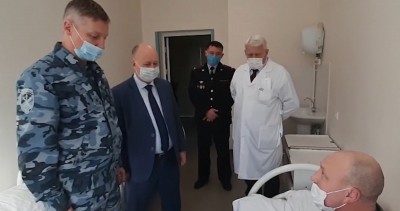 Министр внутренних дел Республики Татарстан Артем Хохорин посетил сотрудника полиции, пострадавшего при задержании вооруженного злоумышленника