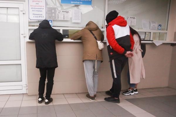 «Кругом вирусы, а мы тут толпимся!»: из-за технического сбоя казанцы снова маются в очередях в ГИБДД «Кругом вирусы, а мы тут толпимся!»: из-за технического сбоя казанцы снова маются в очередях в ГИБДД