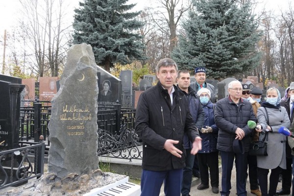Сегодня на Ново-Татарском кладбище Казани был установлен надгробный камень на могиле легендарного Ильгама Шакирова (ФОТО)