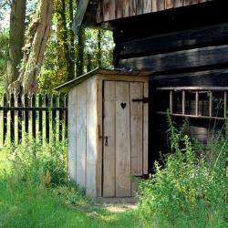 Мужчина запер жену в туалете на полтора года