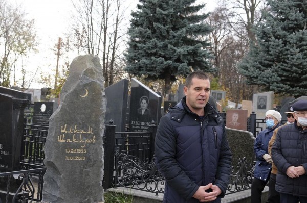 Сегодня на Ново-Татарском кладбище Казани был установлен надгробный камень на могиле легендарного Ильгама Шакирова (ФОТО)
