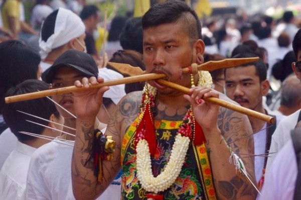 Буйство красок и торжество боли. Какие необычные праздники отмечают народы?