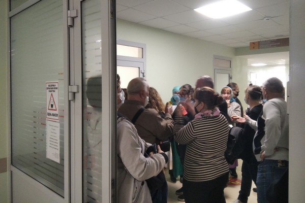 &laquo;А вы на меня не кашляйте!&raquo;: напуганные ковидом казанцы давятся в очередях к врачам 