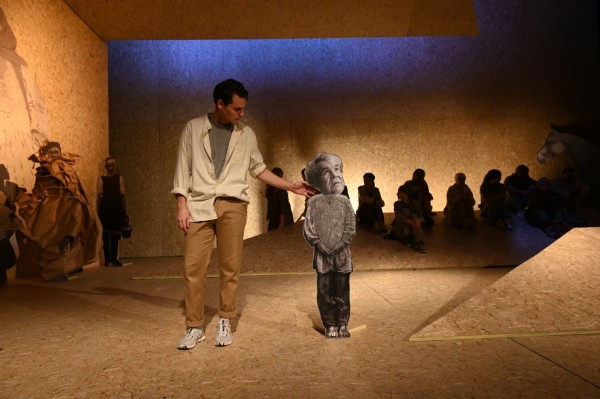 В театре Кариева с огромным успехом прошла премьера спектакля &laquo;Долгое-долгое детство&raquo; (ФОТО)