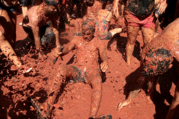 Буйство красок и торжество боли. Какие необычные праздники отмечают народы?