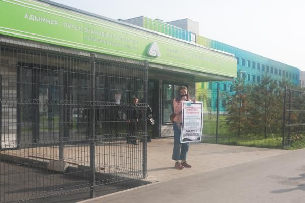 &laquo;Это руки провокаторов&raquo;: в Казани интернет-активистки воюют из-за &laquo;шаймиевской&raquo; школы  