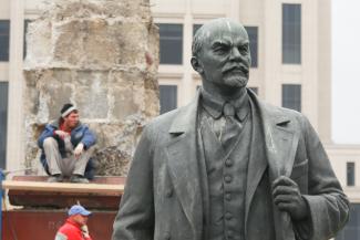 «Просто протереть тряпочкой - не поможет»: памятник Ленину вернется на казанскую площадь Свободы не раньше весны «Просто протереть тряпочкой - не поможет»: памятник Ленину вернется на казанскую площадь Свободы не раньше весны