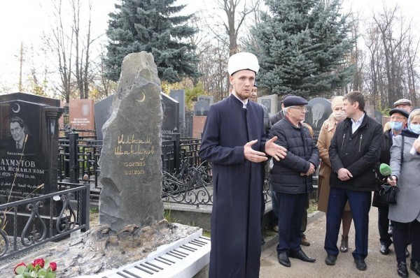 Сегодня на Ново-Татарском кладбище Казани был установлен надгробный камень на могиле легендарного Ильгама Шакирова (ФОТО)