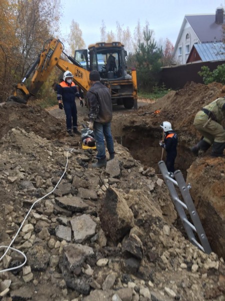 В Казани двоих мужчин насмерть засыпало землей (ФОТО)