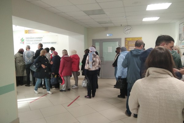 &laquo;А вы на меня не кашляйте!&raquo;: напуганные ковидом казанцы давятся в очередях к врачам 