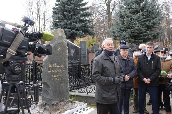 Сегодня на Ново-Татарском кладбище Казани был установлен надгробный камень на могиле легендарного Ильгама Шакирова (ФОТО)