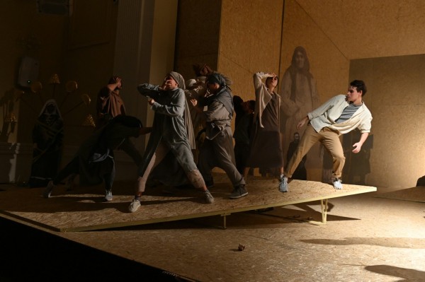 В театре Кариева с огромным успехом прошла премьера спектакля &laquo;Долгое-долгое детство&raquo; (ФОТО)