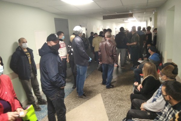 &laquo;А вы на меня не кашляйте!&raquo;: напуганные ковидом казанцы давятся в очередях к врачам 