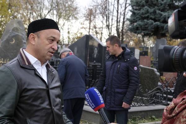 Сегодня на Ново-Татарском кладбище Казани был установлен надгробный камень на могиле легендарного Ильгама Шакирова (ФОТО)