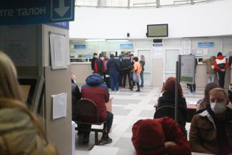 «Кругом вирусы, а мы тут толпимся!»: из-за технического сбоя казанцы снова маются в очередях в ГИБДД «Кругом вирусы, а мы тут толпимся!»: из-за технического сбоя казанцы снова маются в очередях в ГИБДД