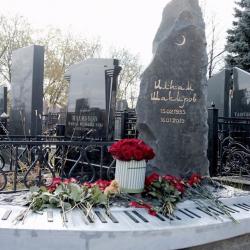 Сегодня на Ново-Татарском кладбище Казани был установлен надгробный камень на могиле легендарного Ильгама Шакирова (ФОТО)