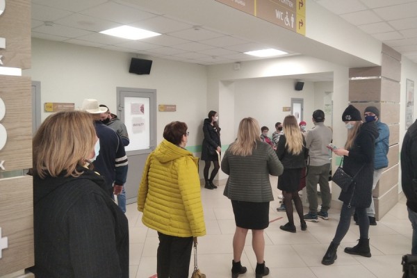 &laquo;А вы на меня не кашляйте!&raquo;: напуганные ковидом казанцы давятся в очередях к врачам 