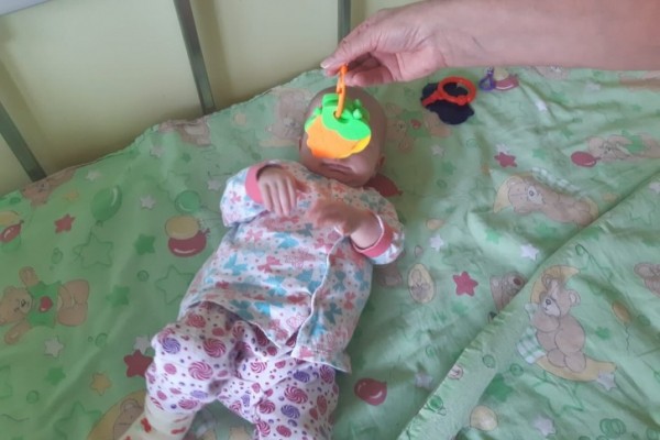 Медики впервые показали девочку, которую мать с рождения держала в шкафу на Урале