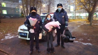 Сотрудники ГИБДД передали автокресло для новорожденного, которому помогли появиться на свет