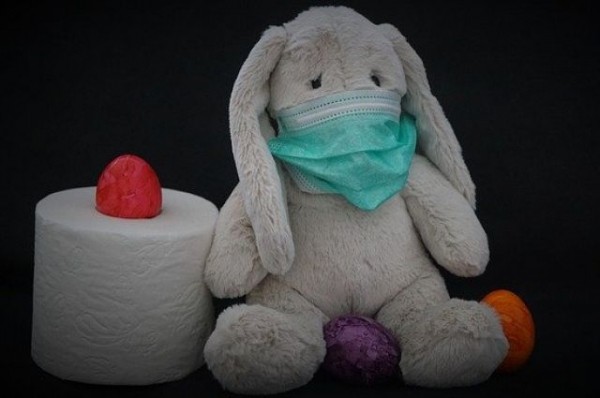 В Казани полиция задержала автора баннеров с голым Боратом, раздающим маски