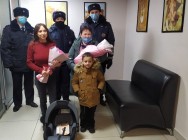 Сотрудники ГИБДД передали автокресло для новорожденного, которому помогли появиться на свет