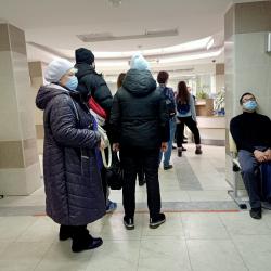 &laquo;С восьми утра сижу среди кашляющей толпы&raquo;: вот что творится в челнинских поликлиниках