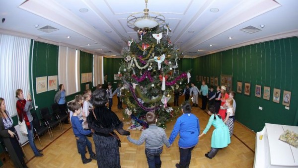 В школах и детсадах Татарстана разрешили проводить новогодние елки 