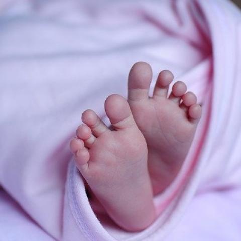 Медики впервые показали девочку, которую мать с рождения держала в шкафу на Урале