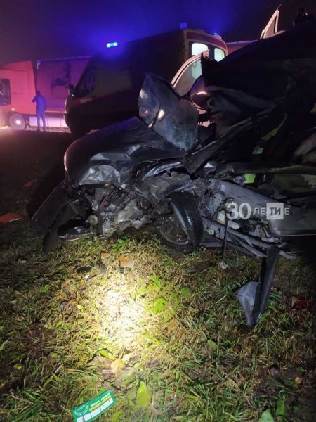 Два человека стали жертвами страшной аварии с легковушкой и фурой в РТ (ФОТО) Два человека стали жертвами страшной аварии с легковушкой и фурой в РТ (ФОТО)