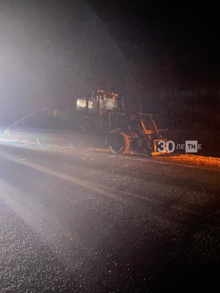 Женщина погибла в ДТП с фурой, трактором и легковушкой в Татарстане (ФОТО) Женщина погибла в ДТП с фурой, трактором и легковушкой в Татарстане (ФОТО)