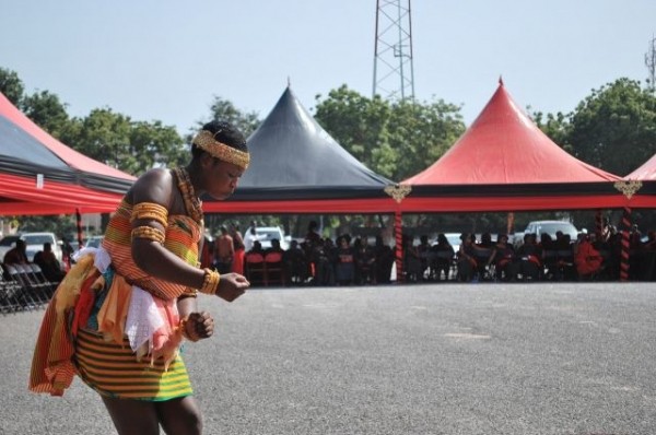 Танец с гробом и плач по усопшему. Как хоронят людей в разных странах мира?