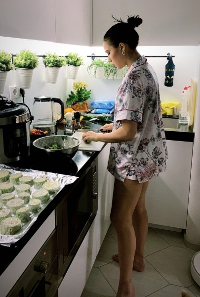 Алина Загитова устроила провокационную фотосессию на кухне