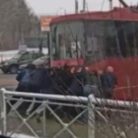 В Казани пассажирам пришлось толкать сошедший с рельсов трамвай (ВИДЕО)