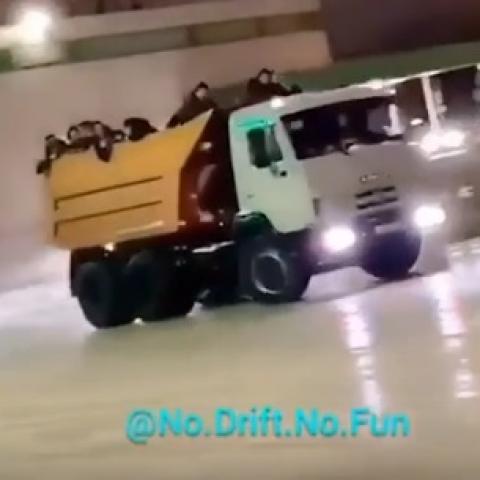 В Челнах наказали водителя, дрифтовавшего на самосвале с пассажирами в кузове (ВИДЕО)