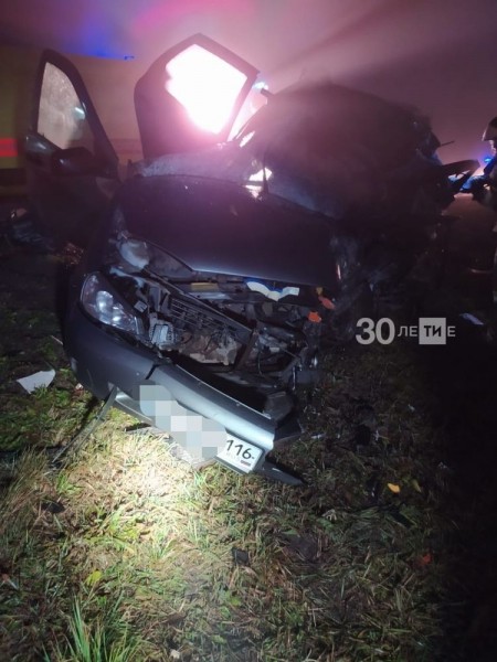 Два человека стали жертвами страшной аварии с легковушкой и фурой в РТ (ФОТО) Два человека стали жертвами страшной аварии с легковушкой и фурой в РТ (ФОТО)