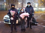 Сотрудники ГИБДД передали автокресло для новорожденного, которому помогли появиться на свет