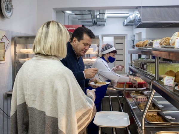 Ильсур Метшин посетил отремонтированную столовую в школе №87 Московского района