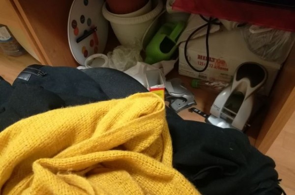 В Казани женщина заставляла пожилую мать спать на досках среди мусора