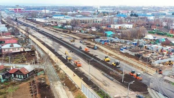 На проездах моста на Большом Казанском кольце нанесли дорожную разметку