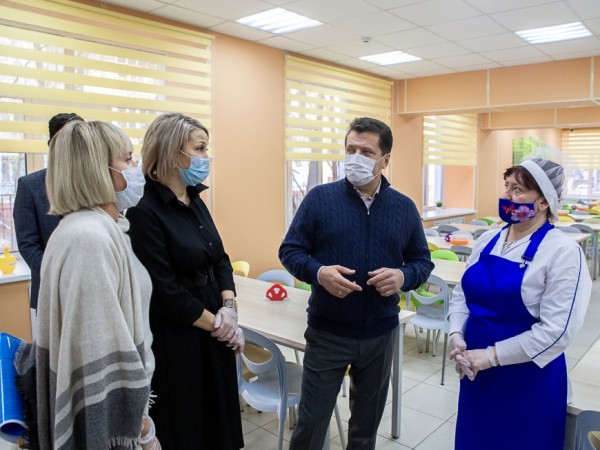 Ильсур Метшин посетил отремонтированную столовую в школе №87 Московского района