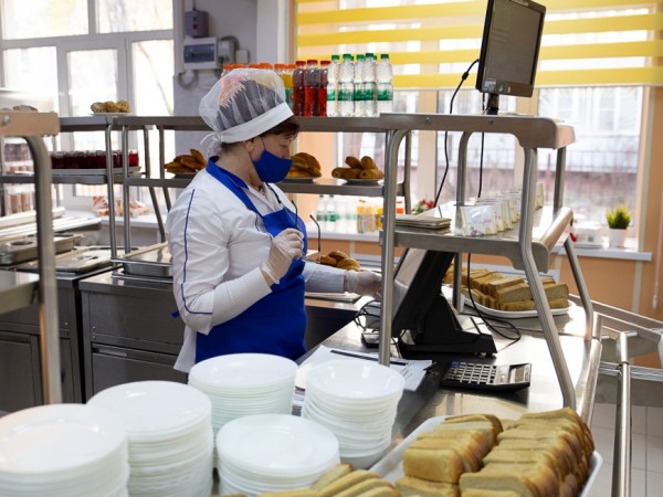 Ильсур Метшин посетил отремонтированную столовую в школе №87 Московского района