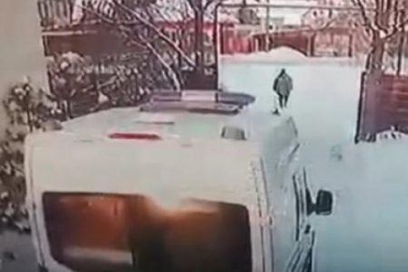 На Урале прохожий угнал скорую, приехавшую на вызов (ВИДЕО)