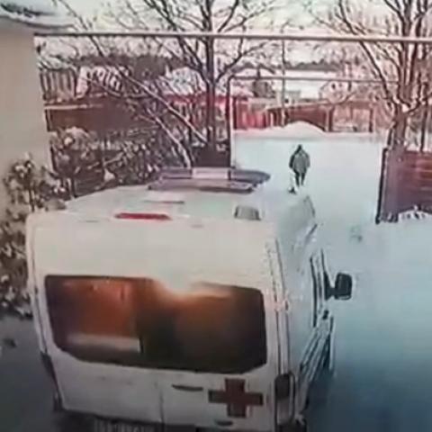 На Урале прохожий угнал скорую, приехавшую на вызов (ВИДЕО)