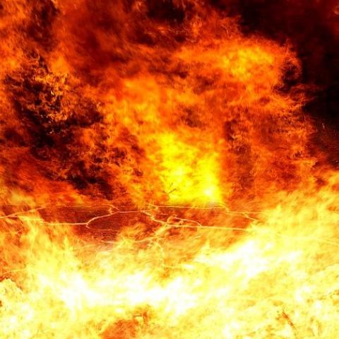 Средь бела дня в Челнах подожгли автомобиль Средь бела дня в Челнах подожгли автомобиль