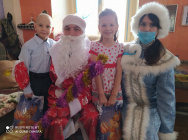 Полицейский Дед Мороз раздает подарки